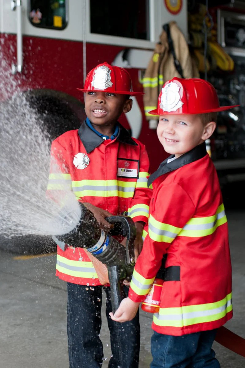 Feuerwehrmann mit Zubehör in einem Kleidersack