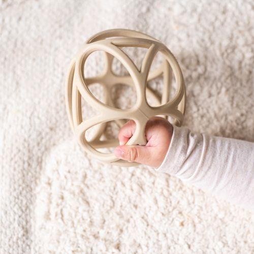 Balle de préhension beige – Little Dutch